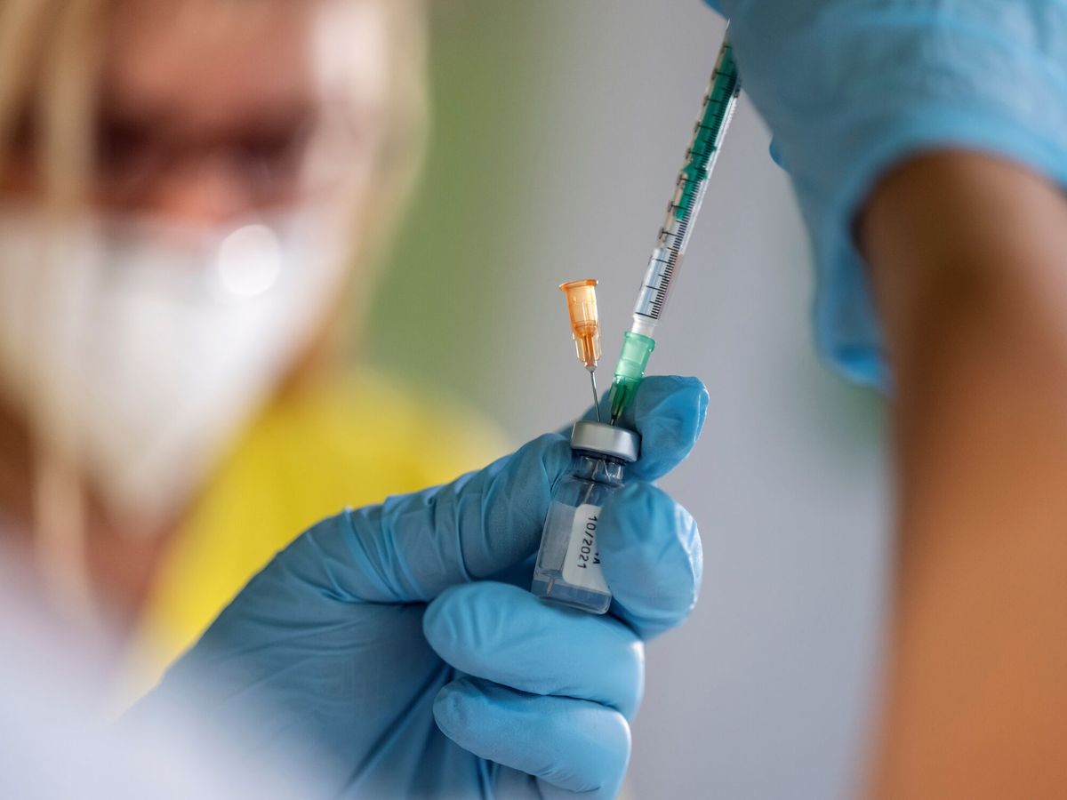 Foto: Una enfermera prepara una vacuna contra el covid en Alemania. (Reuters)