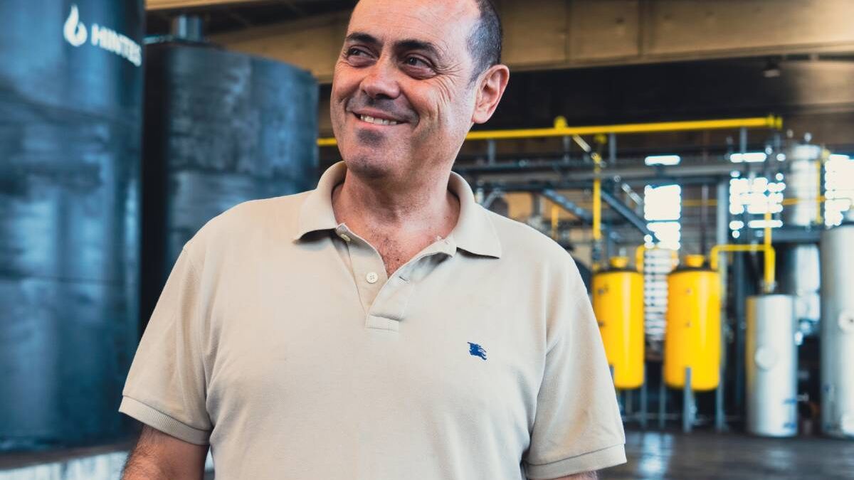 Estos emprendedores de Almería convierten el plástico que no se puede reciclar en aceite para uso sanitario
