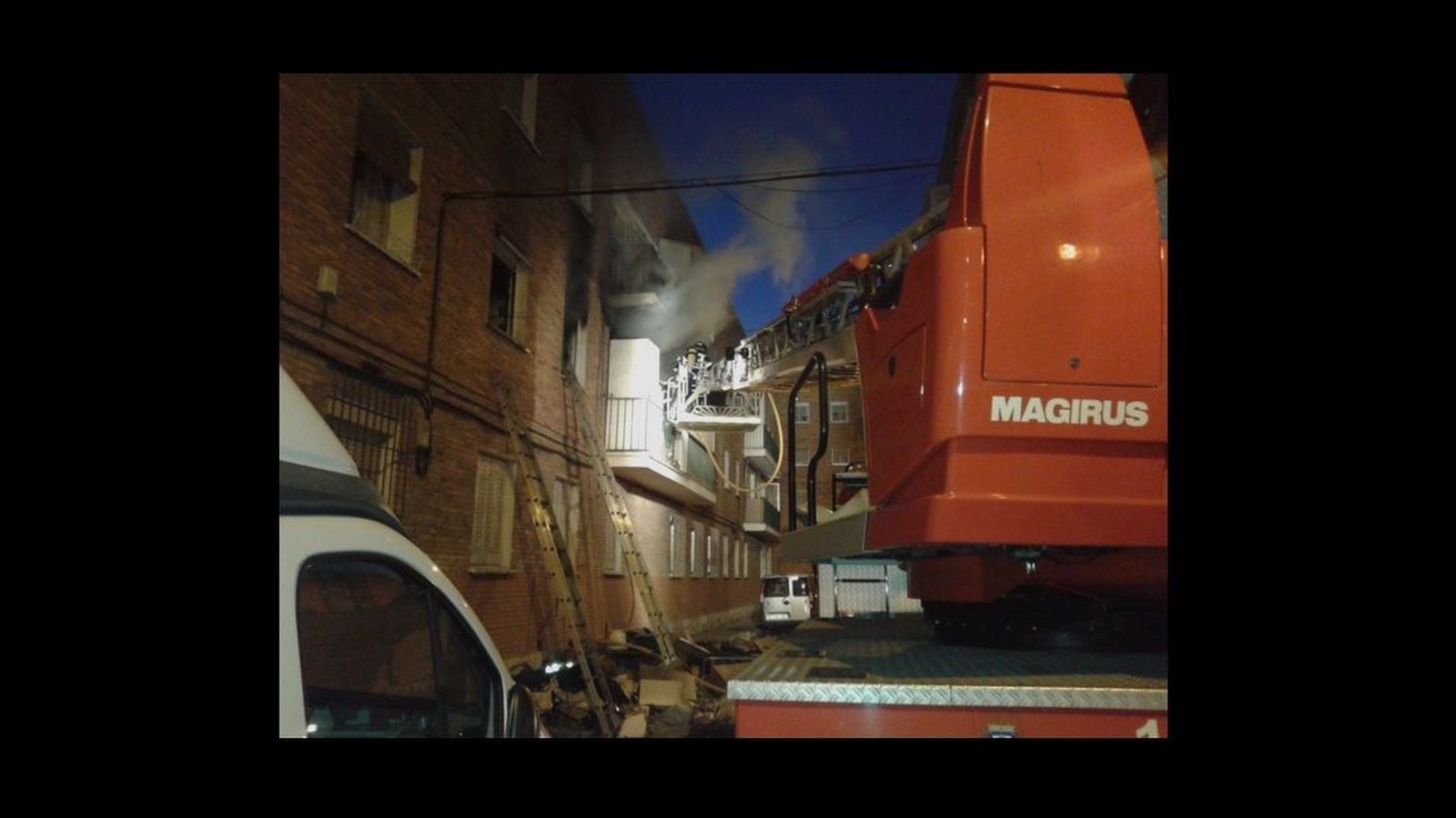 Foto: Los bomberos acceden al piso en llamas en San Blas, en Madrid (Twitter/@emergenciasmad)