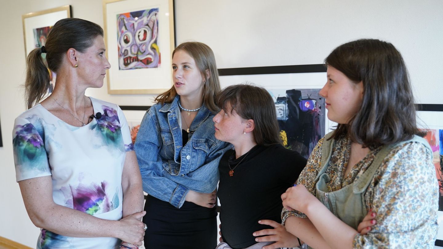 Marta Luisa y sus hijas, en una exposición sobre el trabajo de Ari Behn. (EFE/Fredrik Hagen)