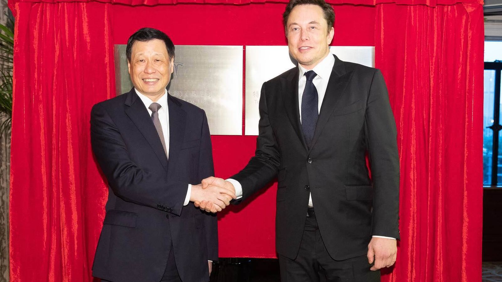 Foto: Elon Musk y Ying Yong, alcalde de Shanghái. (Reuters)