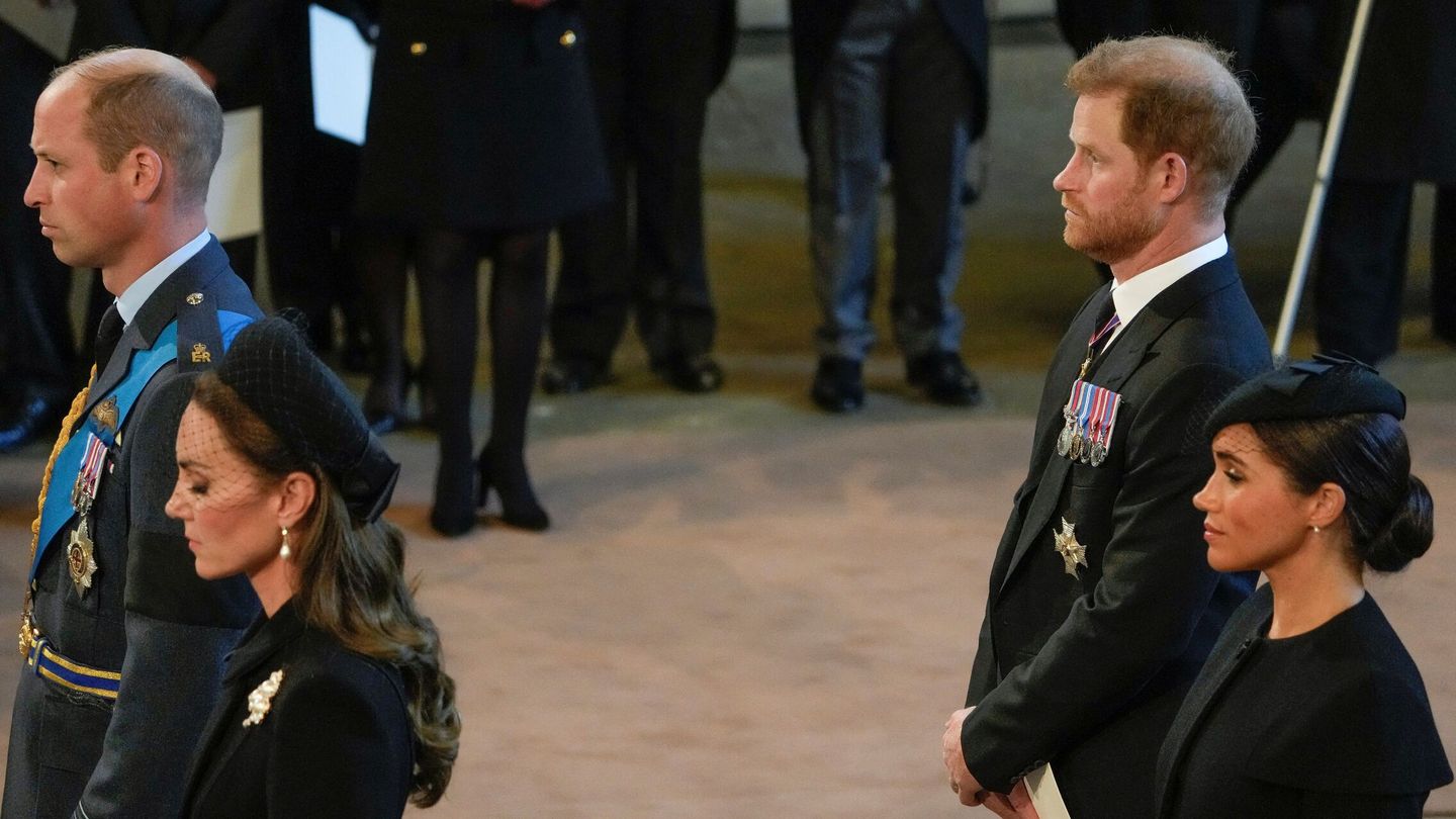 Los príncipes de Gales y los duques de Sussex. (Reuters)