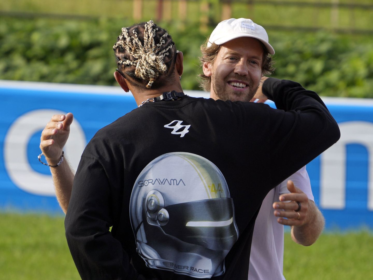 Vettel se reencontró con su amigo Hamilton. (EFE/EPA/Franck Robichon)