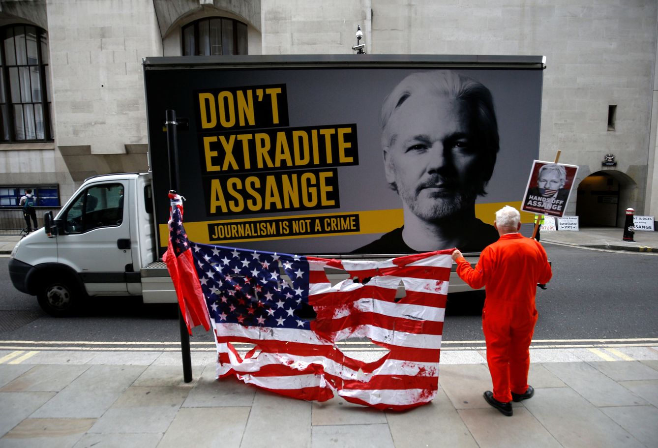 Un cartel apoyando a Julian Assange. (Reuters)