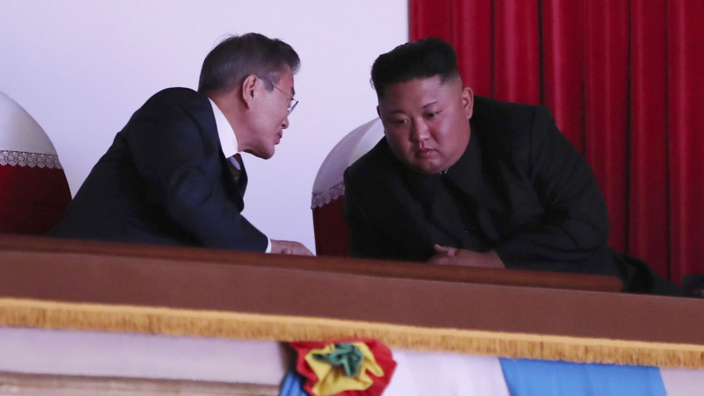 El presidente surcoreano, Moon Jae-in (i), conversa con el líder norcoreano Kim Jong-un (d) durante una presentación en el Gran Teatro de Pyongyang. (EFE)