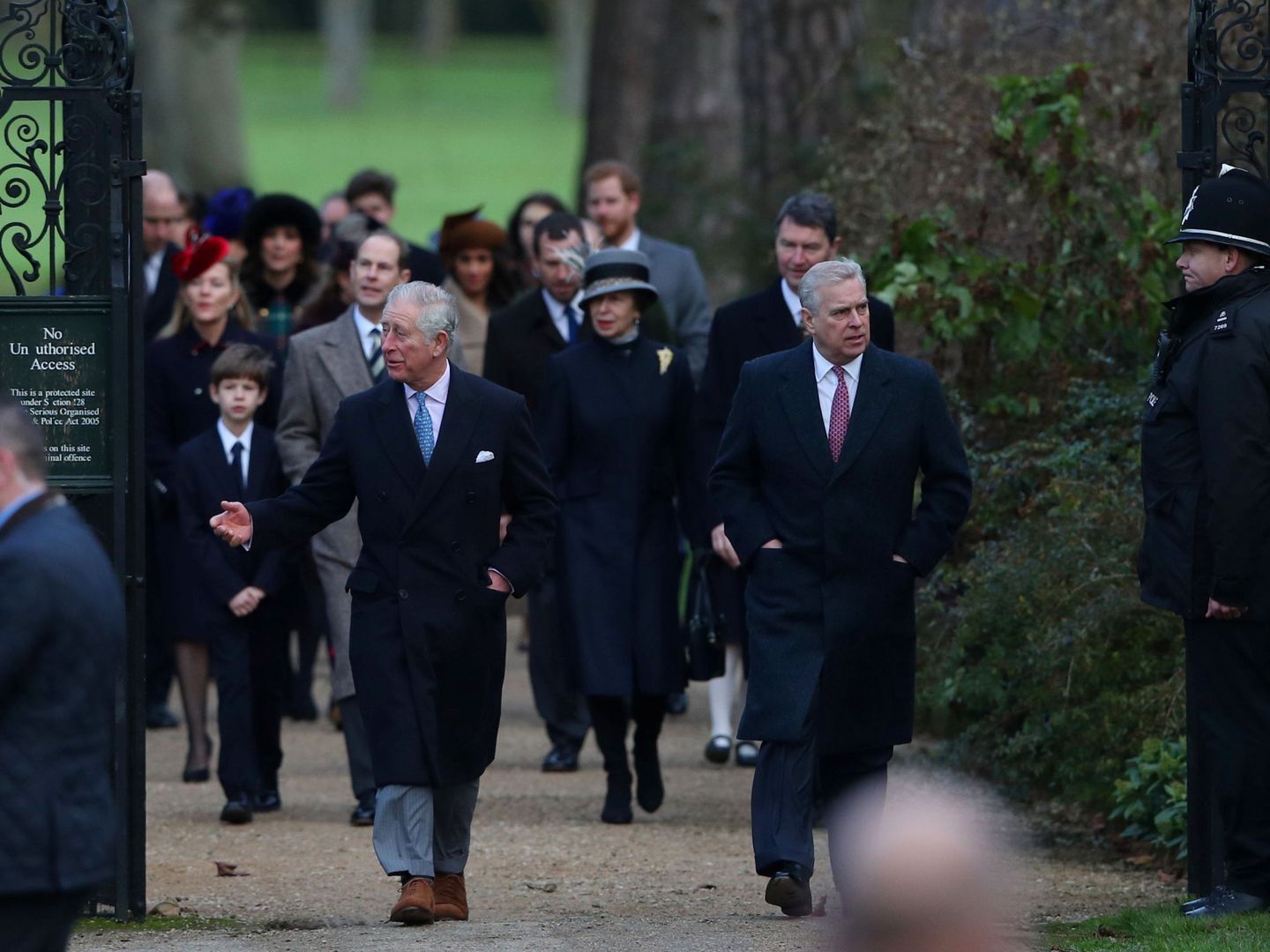 El príncipe Carlos y el príncipe Andrés, en una de sus últimas imágenes juntos. (Reuters)