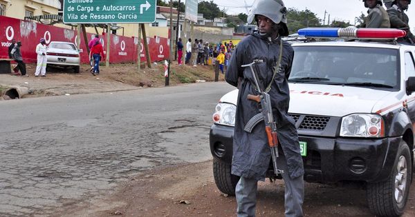 Foto: Varios policías controlan un paso fronterizo en Mozambique, en 2015. (EFE)