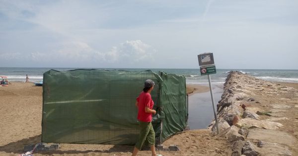 Foto: Uno de los puntos de cloración instalados en playas valencianas. (Ecologistas en Acción PV)