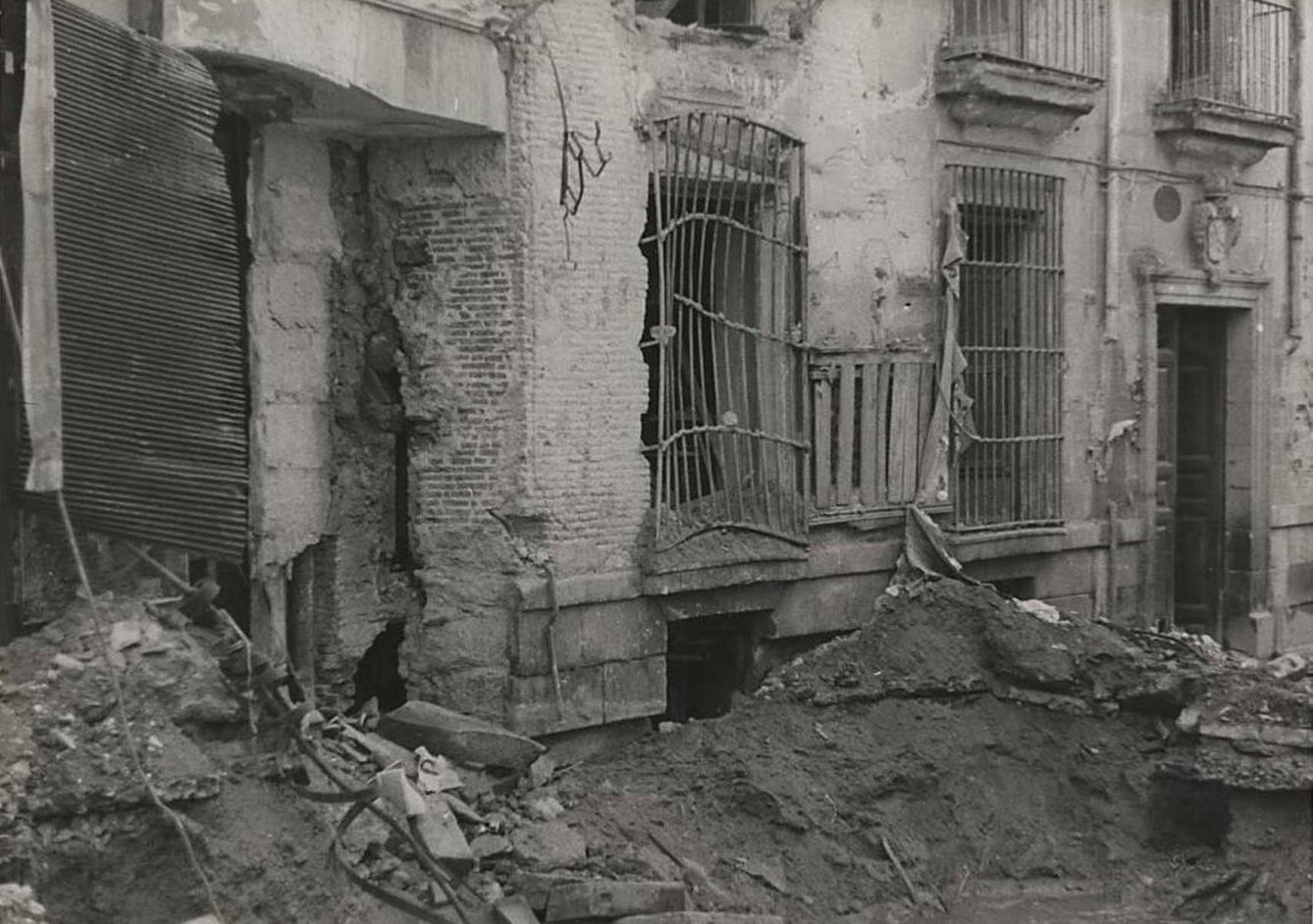 Fachada bombardeada durante la Guerra Civil. (Archivo General de la Administración)