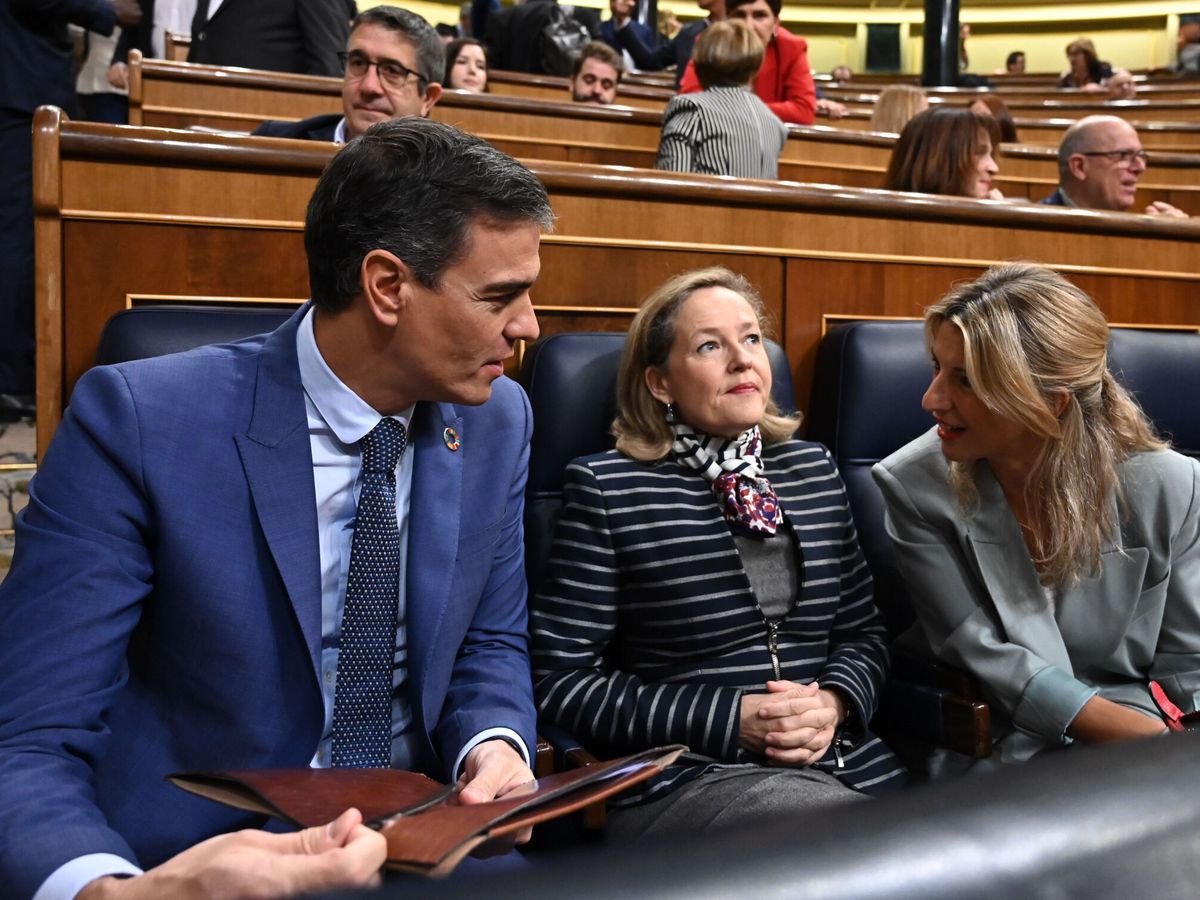 Foto: El presidente del Gobierno, Pedro Sánchez, con Nadia Calviño y Yolanda Díaz. (EFE/Fernando Villar)