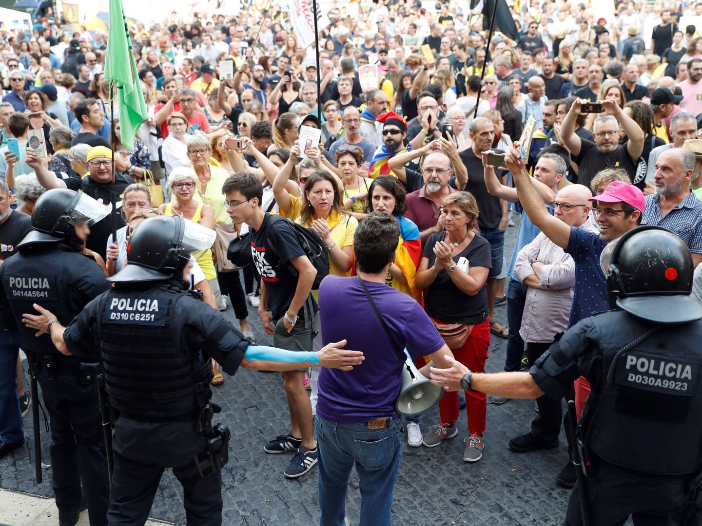 Los Mossos bloquean un grupo de manifestantes en la plaza de Sant Jaume. (EFE)
