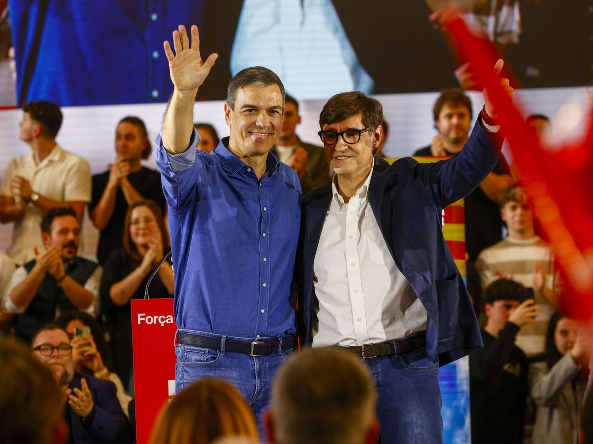 Foto: El presidente del Gobierno, Pedro Sánchez, y el candidato del Partido Socialista Catalán, Salvador Illa, en un acto de campaña. (EFE/Quique García)