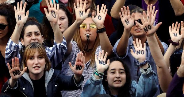 Foto: Más de un millar de personas se manifiestan ante el Ayuntamiento de Valencia en protesta por la sentencia contra los cinco jóvenes integrantes de "La Manada". (EFE)