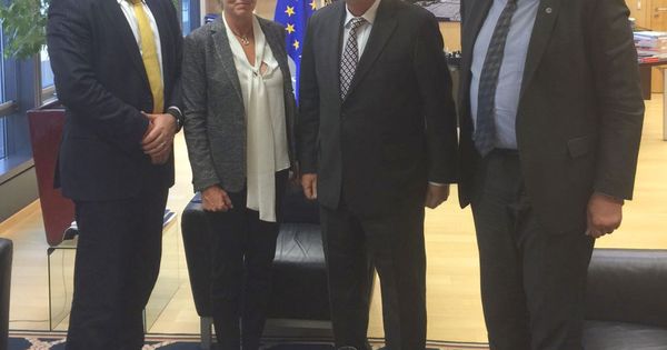 Foto:  la española y agente de los Mossos d'Esquadra Angels Bosch y sus vicepresidentes Calum Steele (i) y Roger Mercatoris (d) durante la reunión que mantuvieron con el presidente de la Comisión Europea, Jean-Claude Juncker. (EFE)