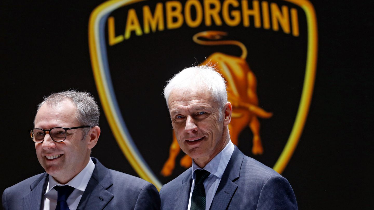 El CEO de Lamborghin, Stefano Domenicali, con el de Volkswagen, Matthias Mueller. (Reuters)