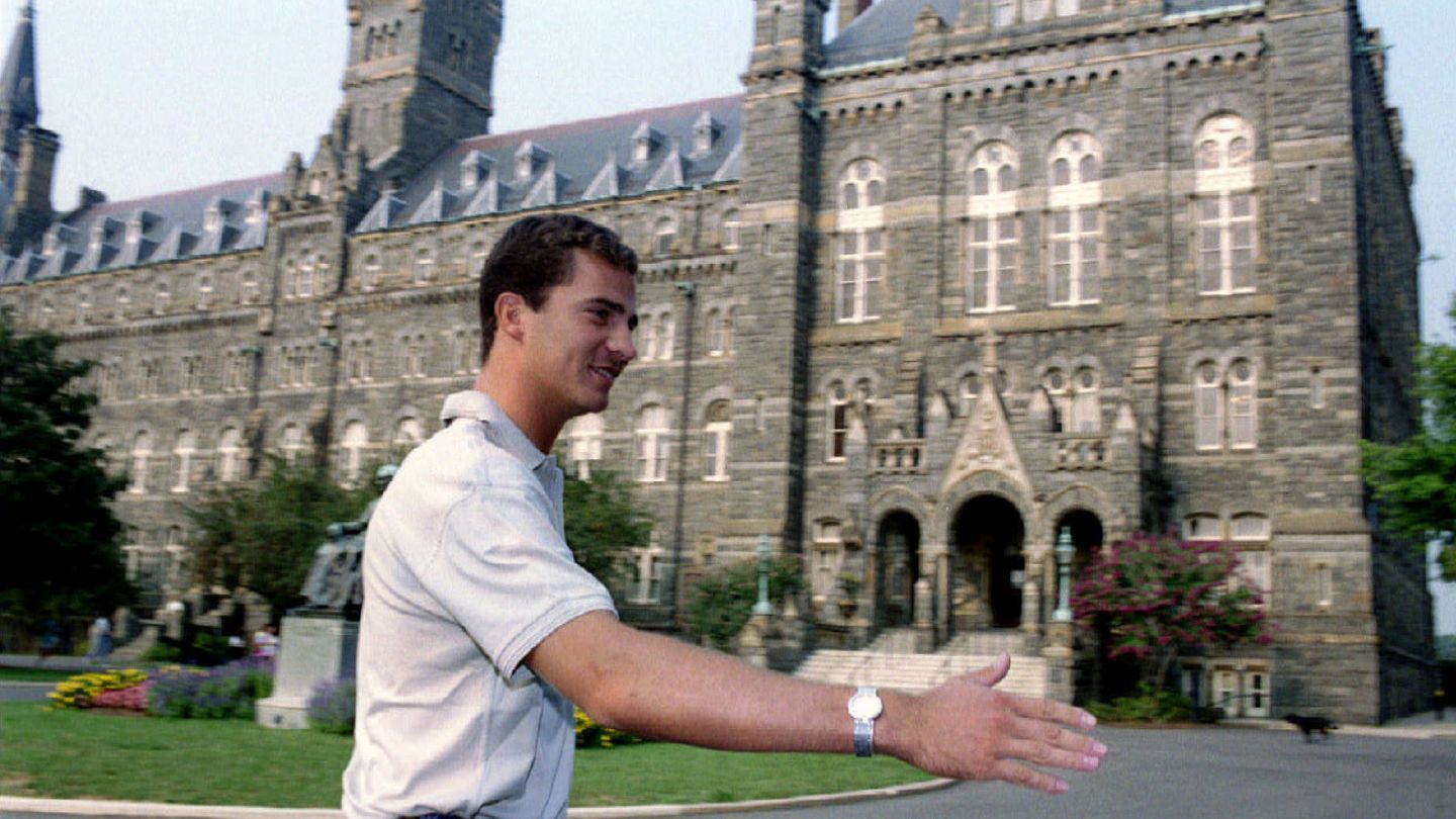 El entonces príncipe Felipe estudió en Georgetown entre 1993 y 1995.