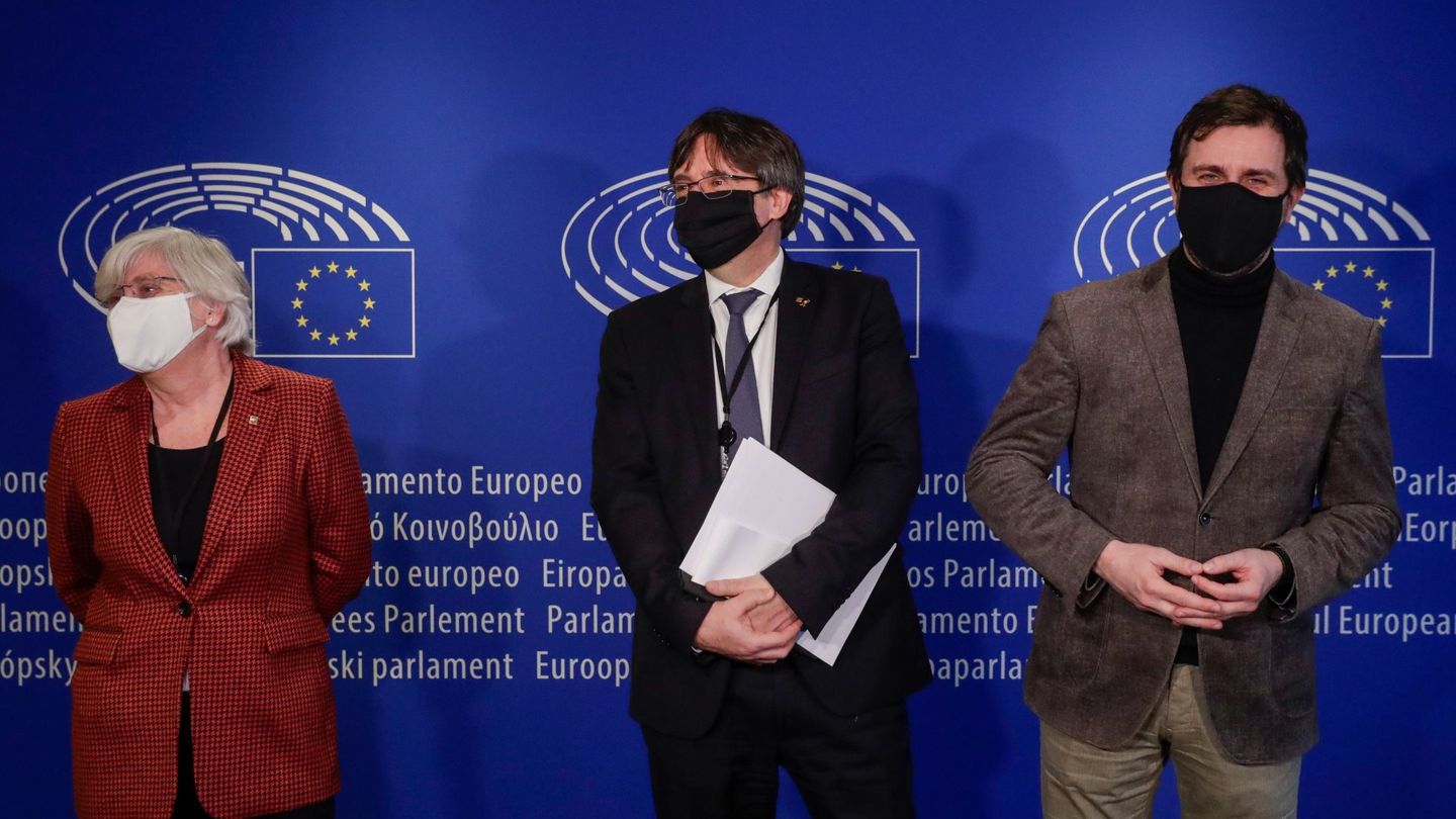 De izquierda a derecha, Ponsatí, Puigdemont y Comín, en la Comisión de Asuntos Jurídicos del Parlamento Europeo. (EFE)
