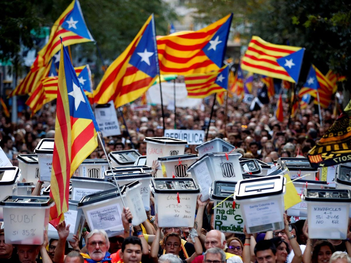 Foto: Manifestación en Barcelona tras la consulta ilegal del 1-O. (EFE/Alberto Estévez)