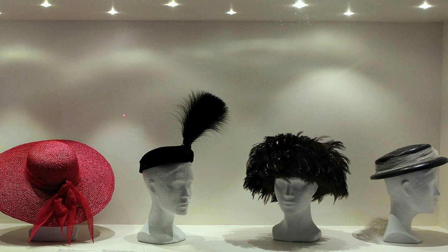 Vitrina con sombreros de diseñadores como Elena Katona y Pilar Gabasa, entre otros, que forman parte de la exposición 'Balenciaga y la alta costura en Barcelona. Proximidades y distancias' (EFE/Javier Etxezarreta)