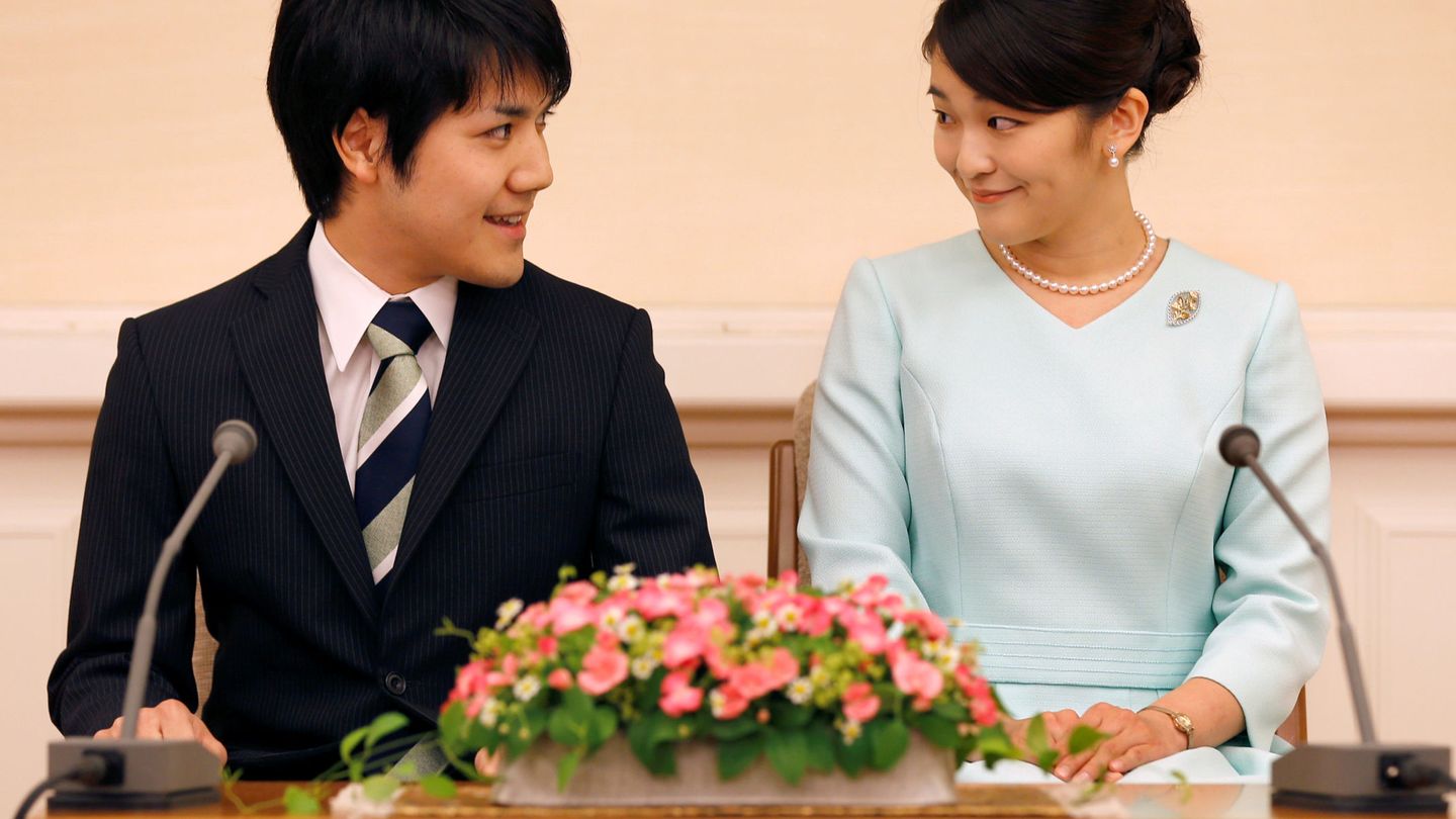 Mako y Kei anunciando su compromiso. (Reuters)