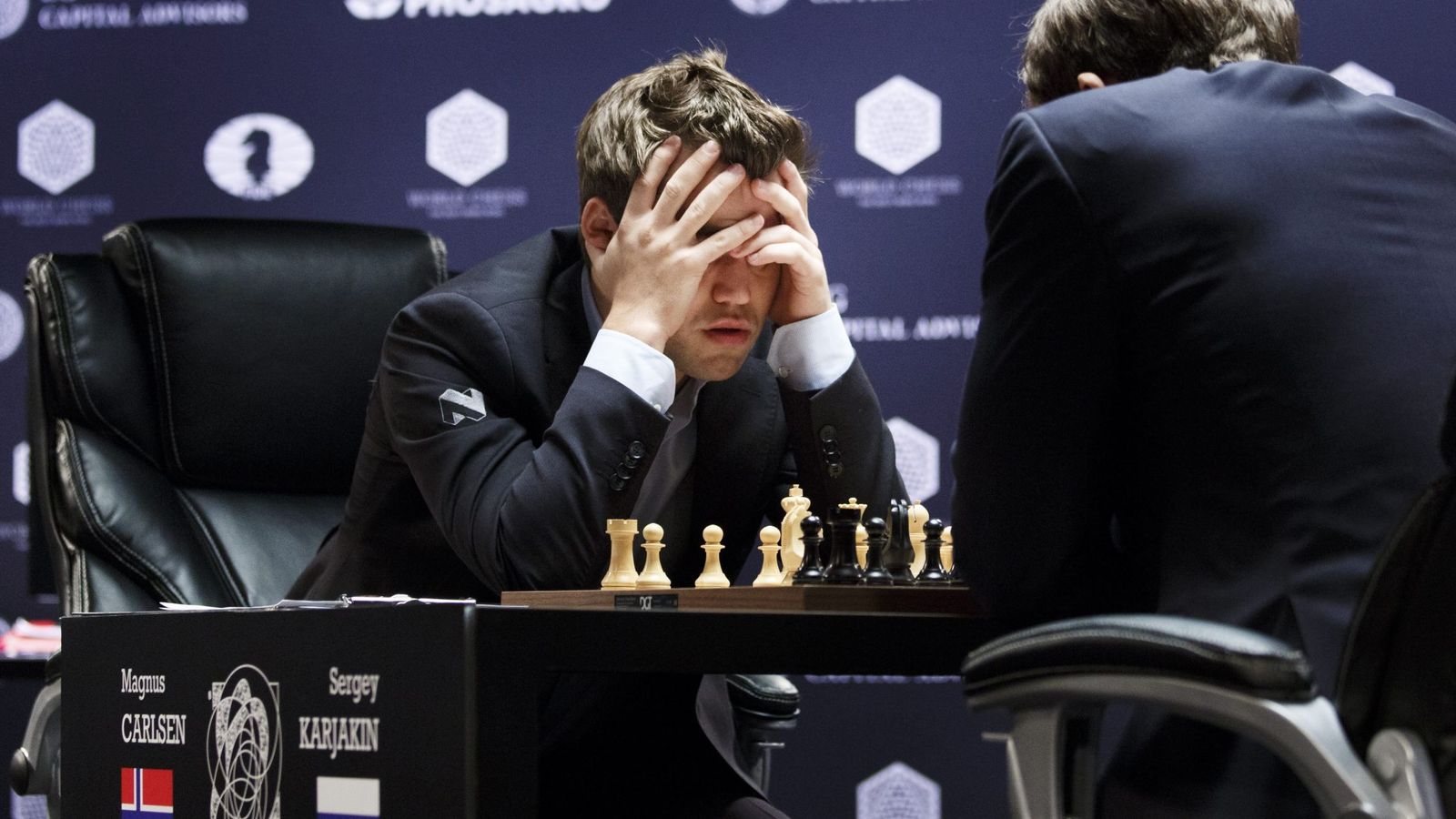 Foto: Magnus Carlsen se tapa el rostro ante el ruso Sergey Karjakin (EFE)