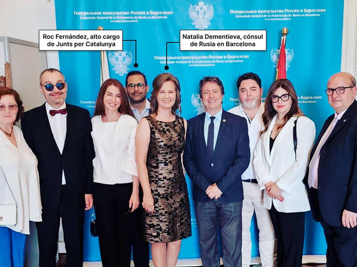 Foto: Roc Fernández, alto cargo de Junts, el pasado 14 de junio, junto a Natalia Dementieva, cónsul de Rusia en Barcelona, en la recepción con motivo del Día Nacional de Rusia. (EC)