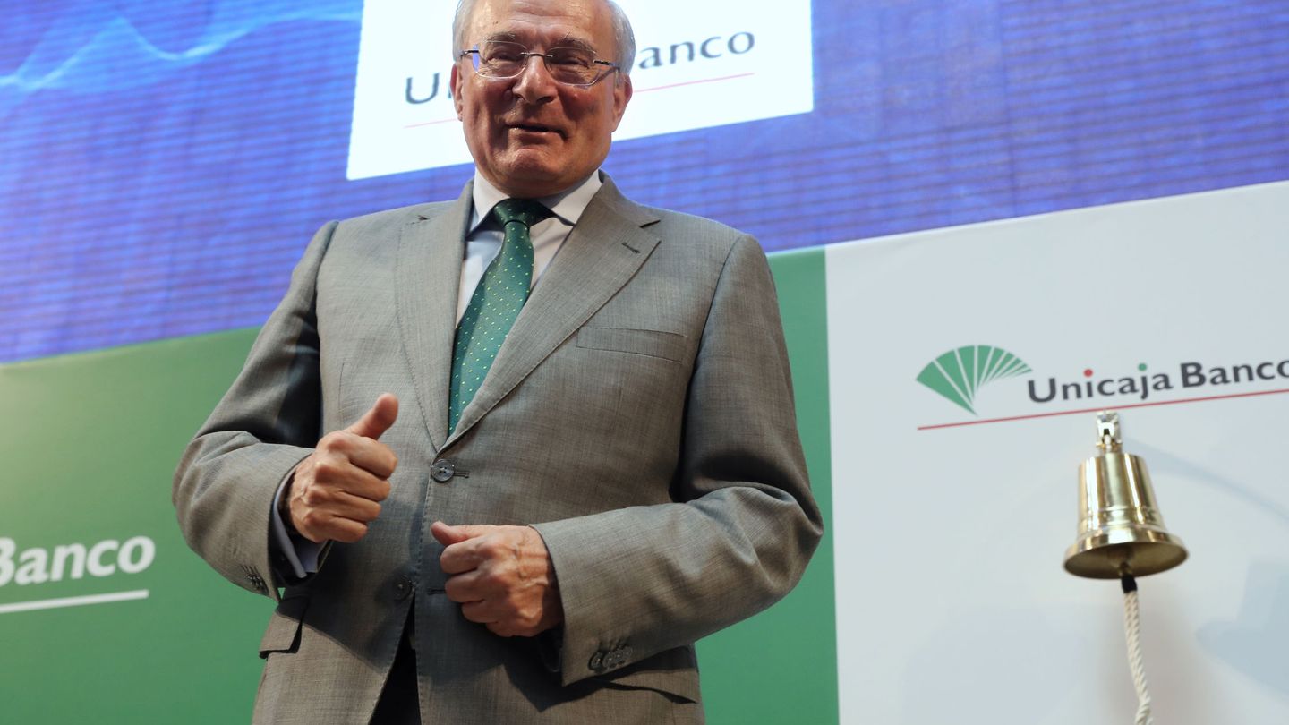 El presidente de Unicaja Banco, Manuel Azuaga, durante el debut en bolsa de 2017. (EFE/Sergio Barrenechea)