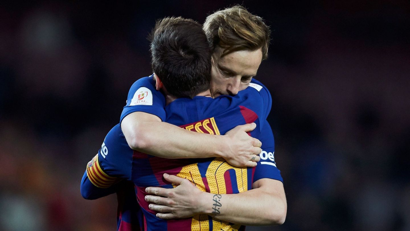 Rakitic se abraza a Messi tras un gol del argentino. (EFE)
