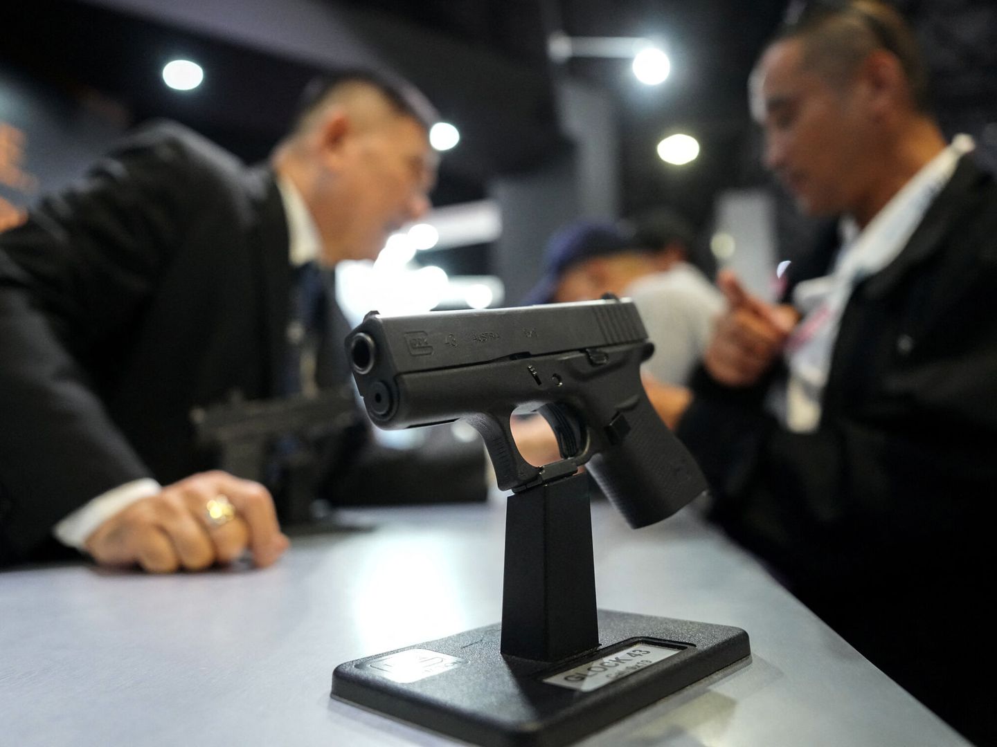 Una Glock en una feria de armas en Bangkok en 2023. (Reuters)