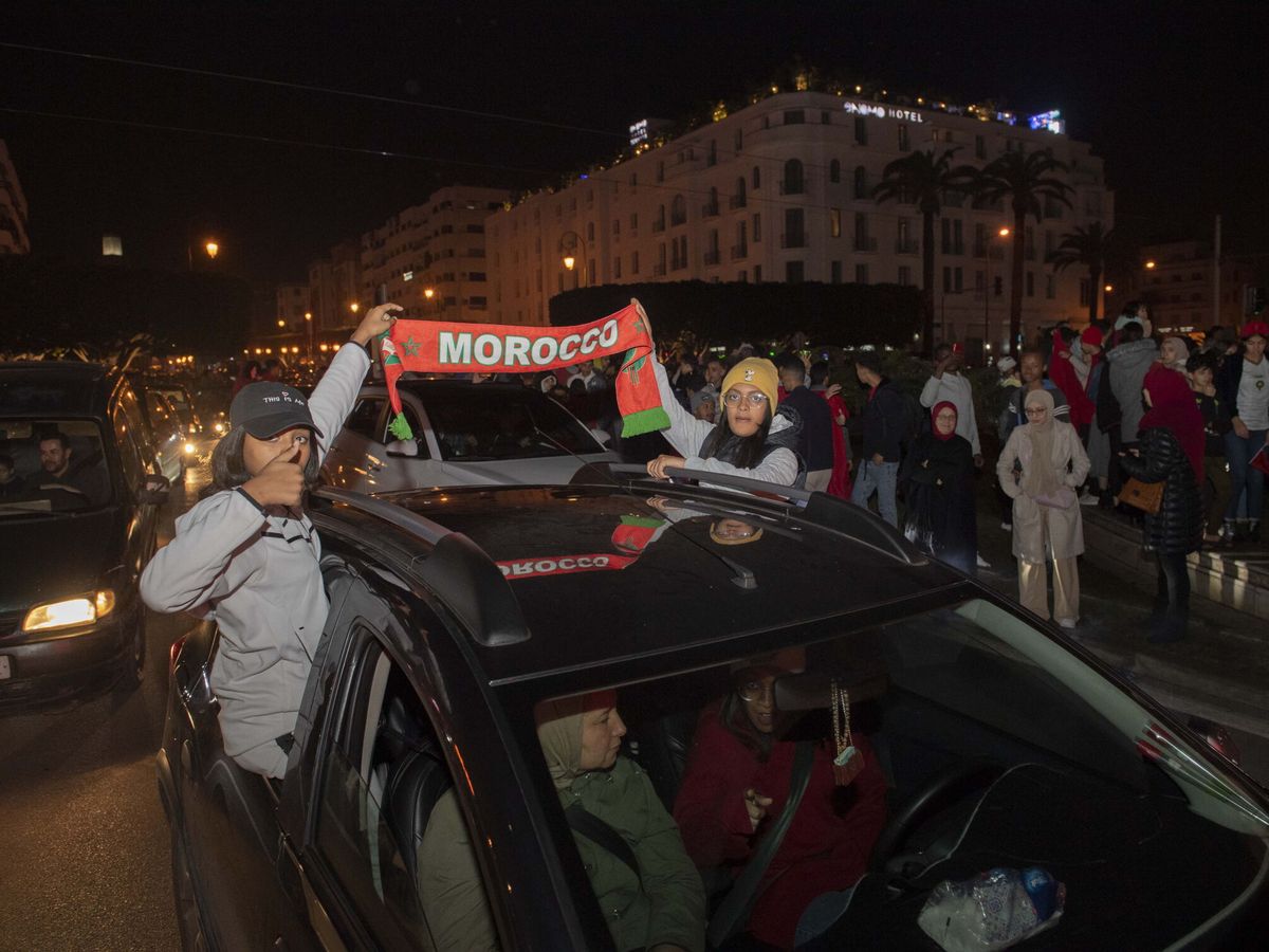 Foto: Marroquís celebran la victoria de su selección sobre España en las calles de Rabat (Marruecos). (EFE/Epa Jalal Morchidi)