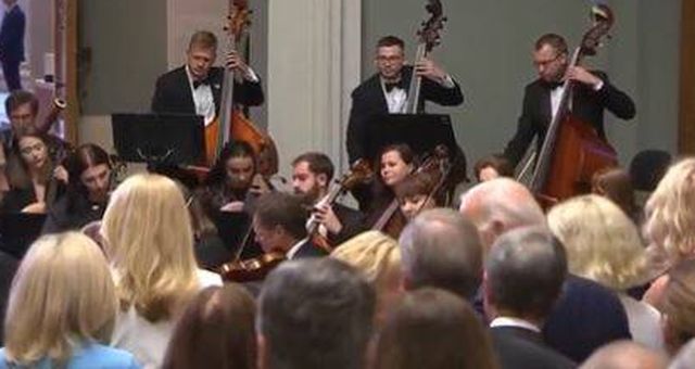 La orquesta interpreta una de las piezas. (RTVE)