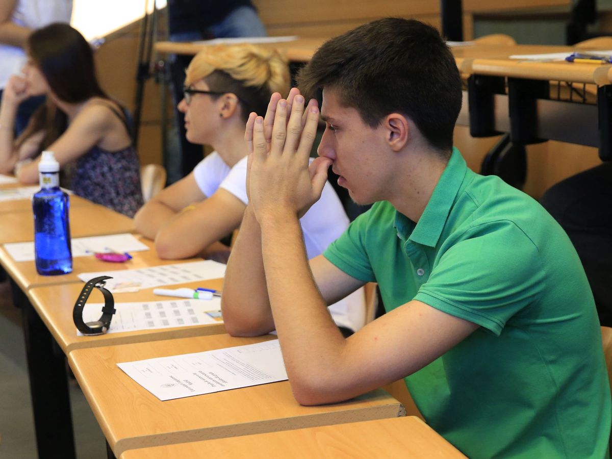 Foto: Alumnos realizando la prueba de acceso a la universidad. (EFE/Zipi)