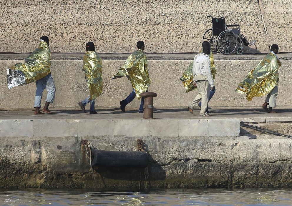 Foto: Inmigrantes llegan al puerto de Lampedusa, en una imagen de archivo (Reuters). 