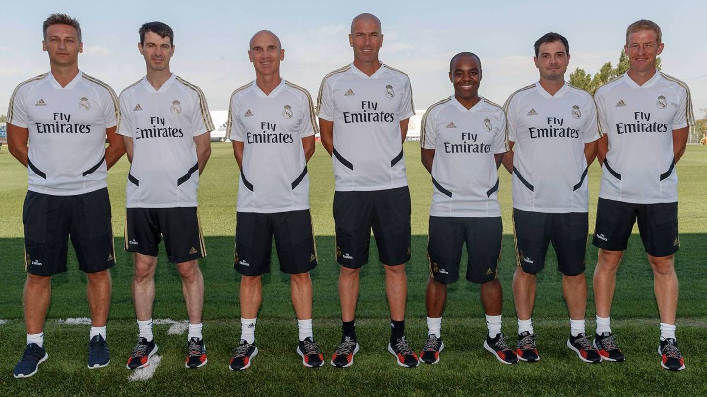 El 'staff' del Real Madrid con Grégory Dupont –el segundo por la izquierda–. (foto vía realmadrid)