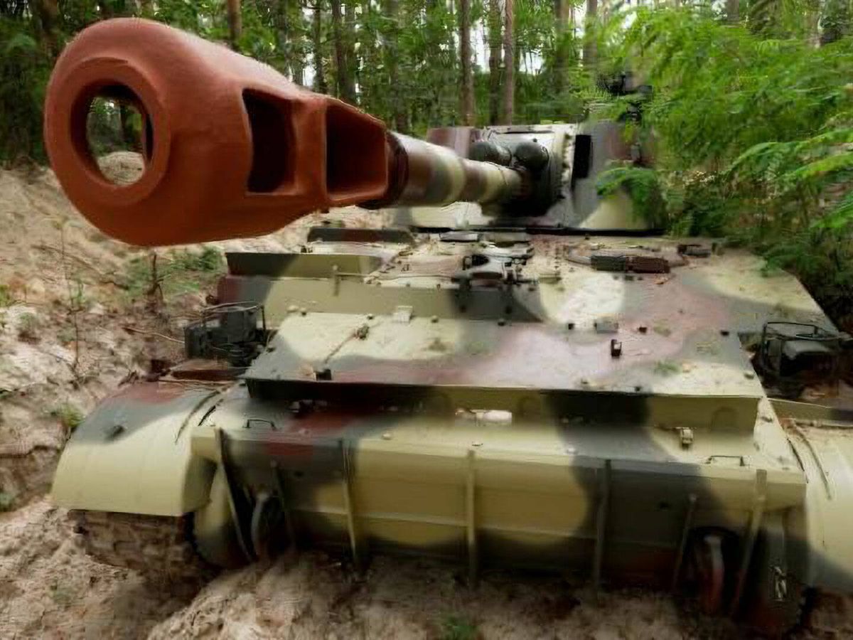 Foto: Ucrania también usa tanques inútiles y repintados para engañar a los rusos. (CNN)
