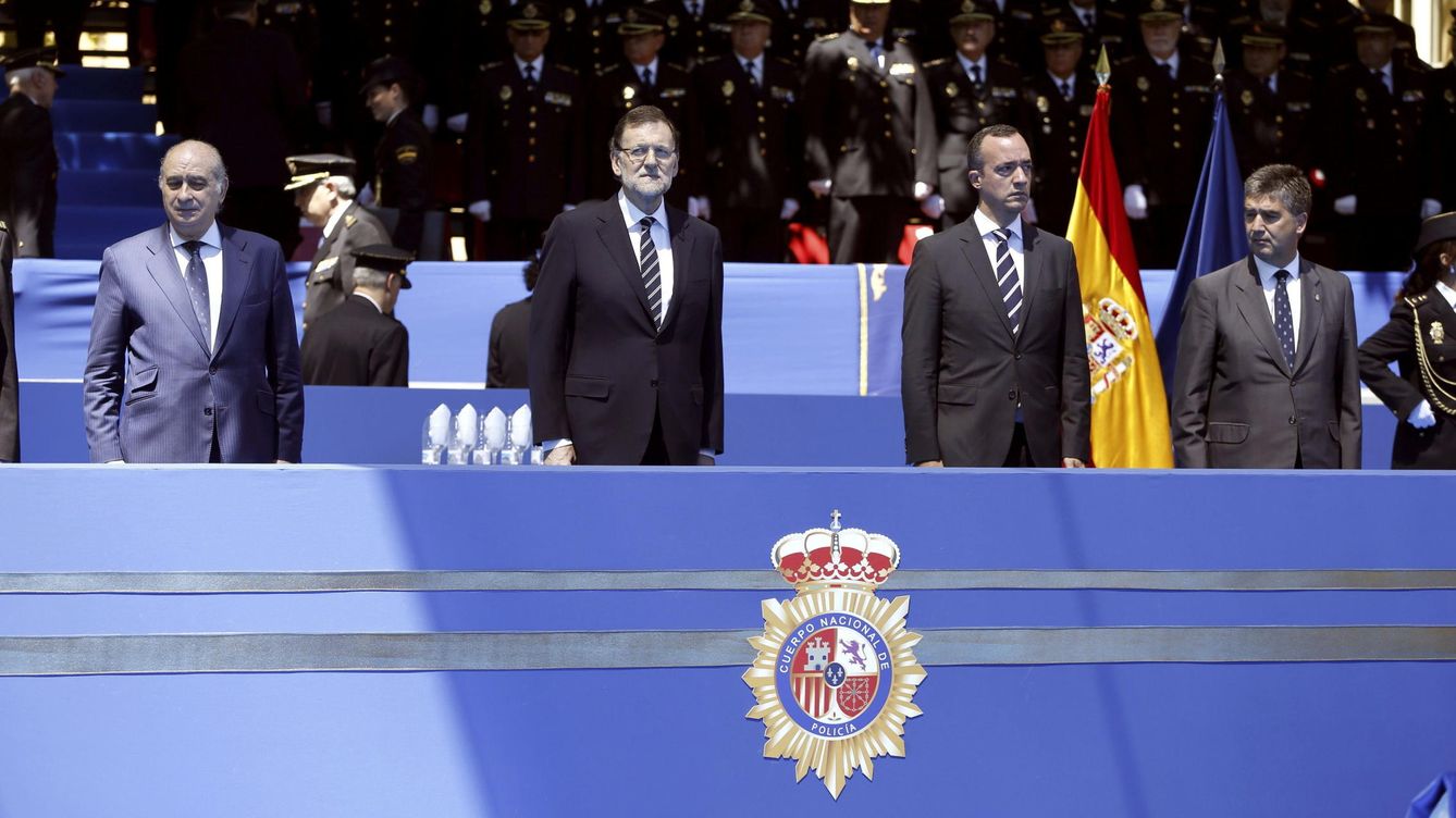 Foto: Mariano Rajoy (2i), el ministro del Interior, Jorge Fdez. Díaz (i), el secretario de Estado de Seguridad, Francisco Martínez, el director general de la Policía, Ignacio Cosidó en un acto en 2014. EFE