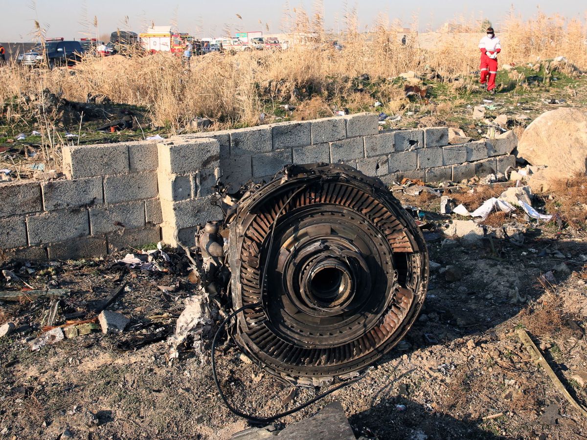 Foto: Restos del avión derribado en Teherán. (EFE)