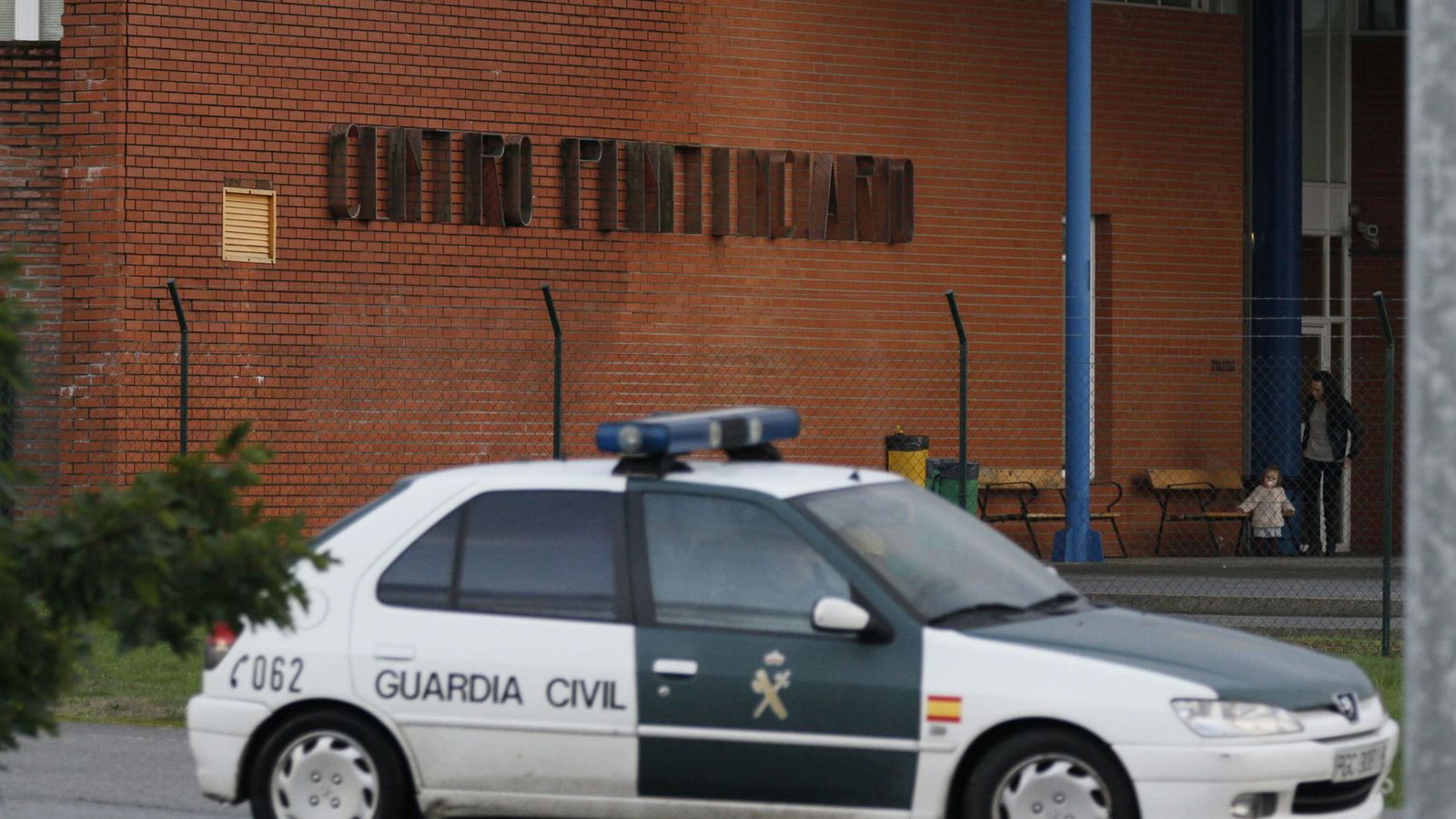Foto:  Un coche de la Guardia Civil en las inmediaciones del centro penitenciario de Teixeiro. (EFE)