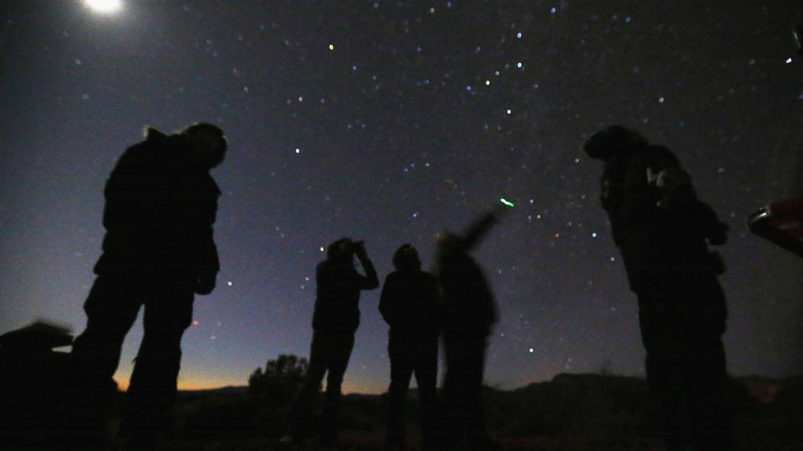 Foto:  Un grupo de personas busca ovnis en el desierto de Arizona (Foto:Reuters)