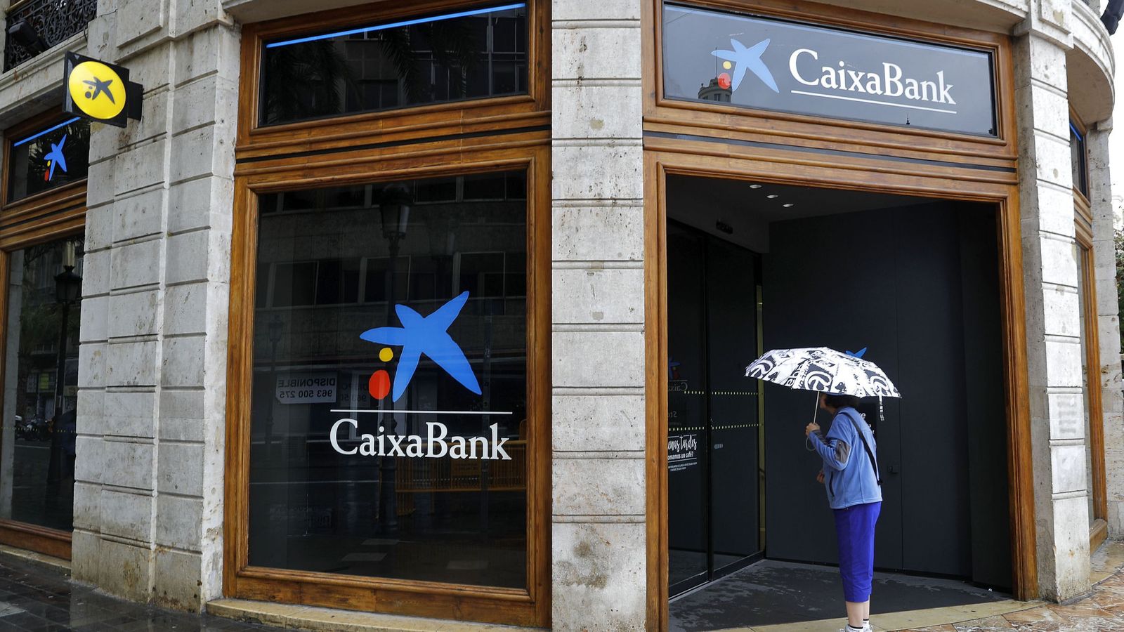 Foto: Sucursal de Caixabank en Valencia. (EFE)