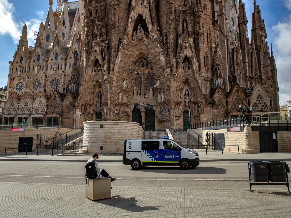 Foto: Una mujer, sentada ante la Sagrada Familia de Barcelona. (EFE)