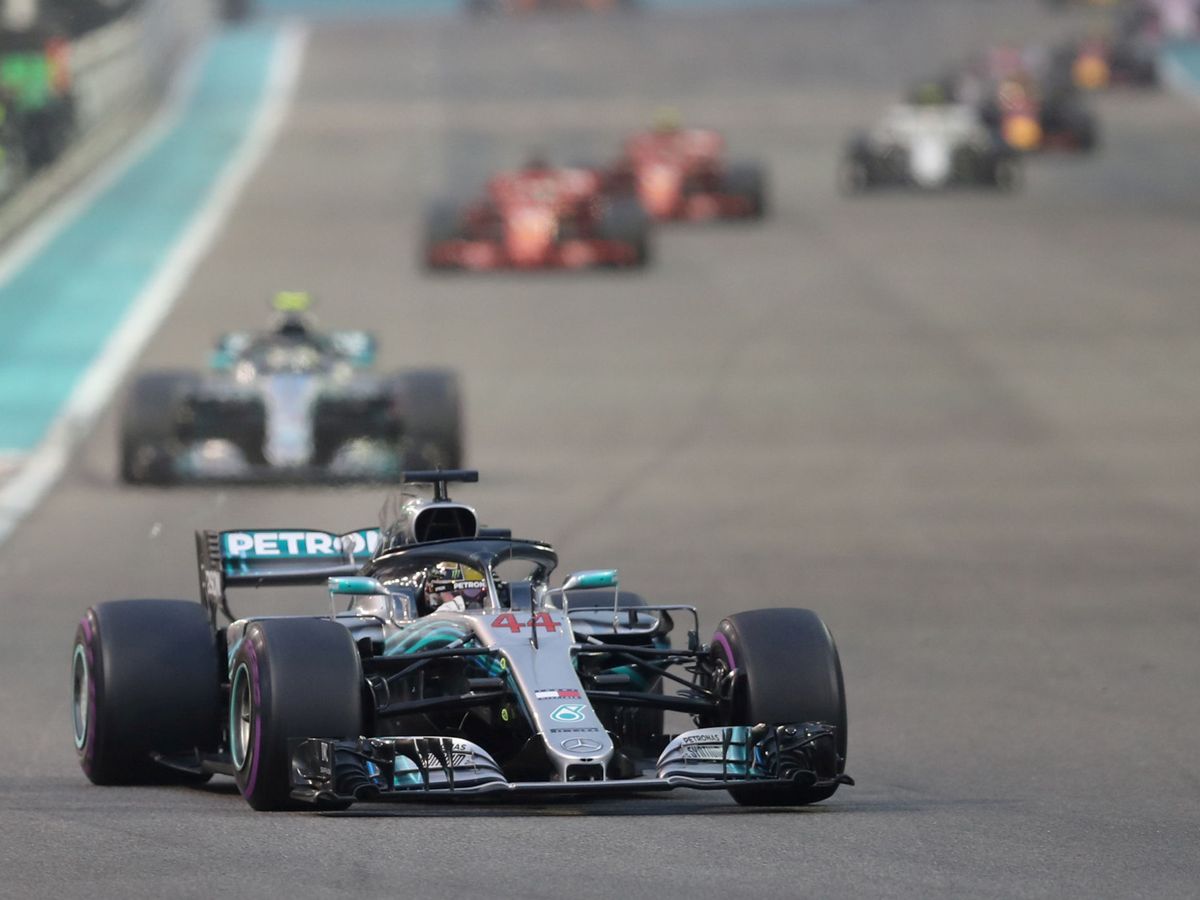 Foto: Lewis Hamilton trazando la primera curva del circuito Yas Marina de Abu Dabi. (Reuters)