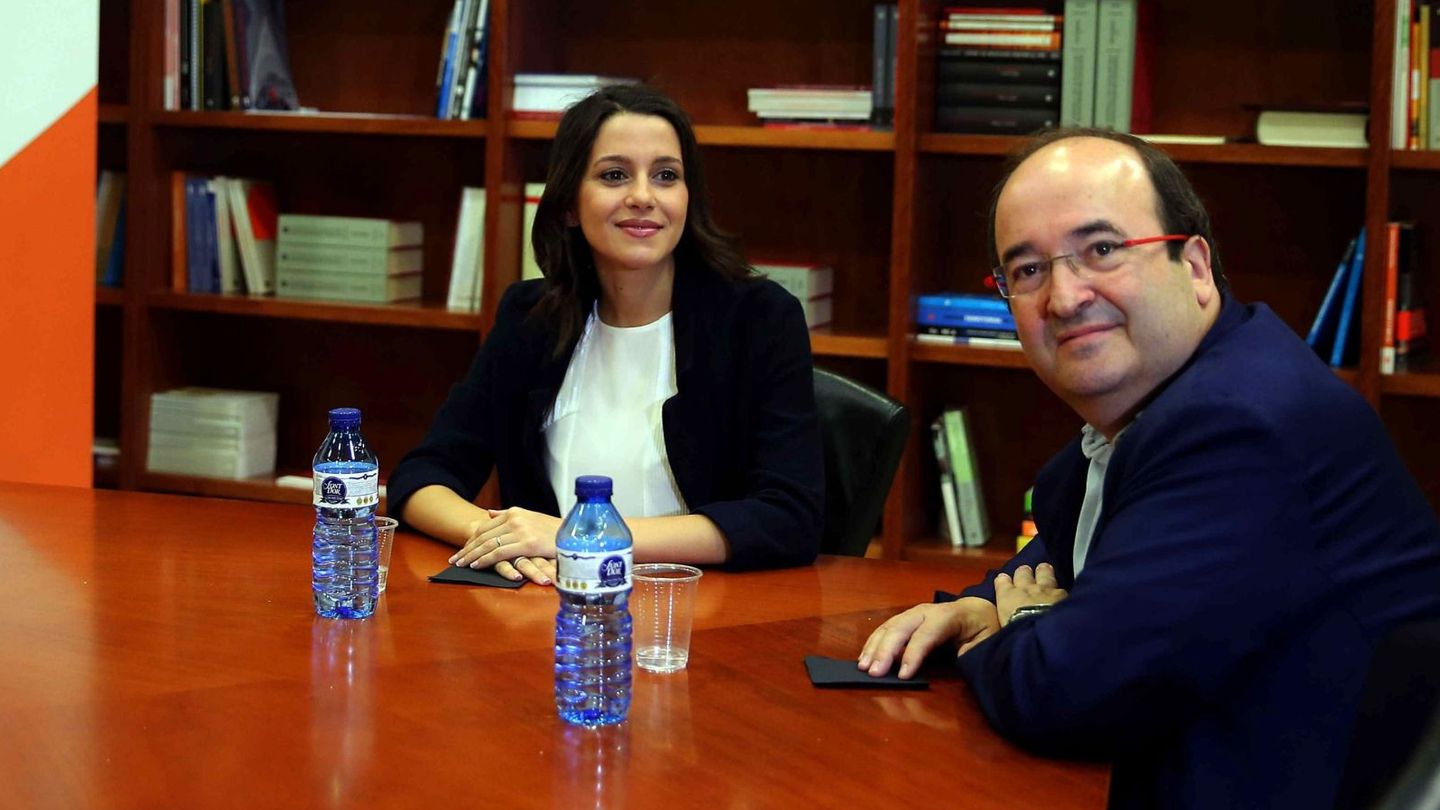 La líder de Ciudadanos en Cataluña, Inés Arrimadas , junto al primer secretario del PSC, Miquel Iceta. (EFE)