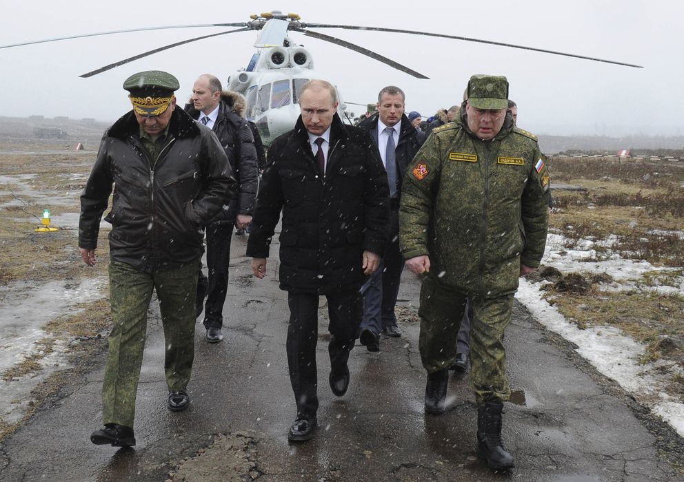 Foto: El presidente Vladimir Putin junto al ministro de Defensa ruso, Sergei Shoigu, durante unos ejercicios militares en la región de Leningrado (Reuters).