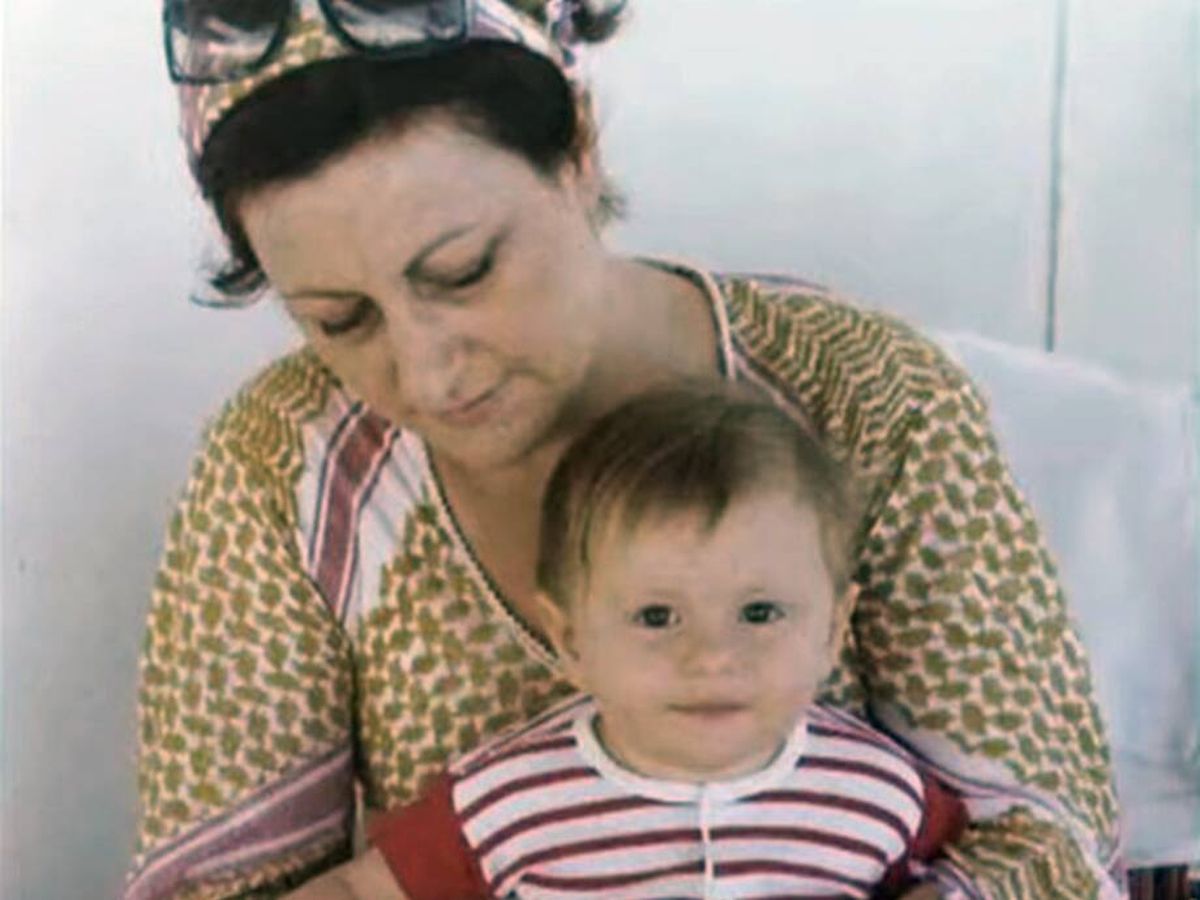 Foto: Sirine Malas, junto a su madre fallecida (YouTube/Sky News)