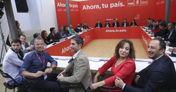 Foto: Reunión del consejo político federal del PSOE, este 11 de noviembre en la Concejalía de Cultura de Alcalá de Henares. (EFE)
