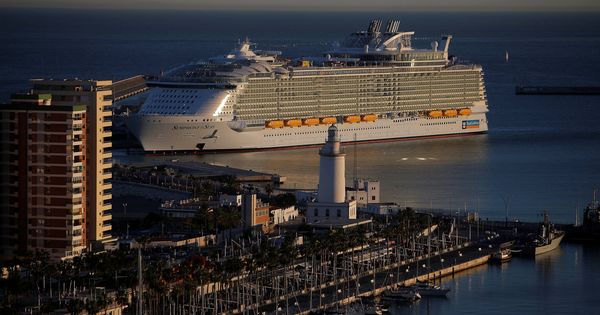Foto: El Symphony of the Seas, durante su presentación en el puerto de Málaga. (Reuters/Jon Nazca)