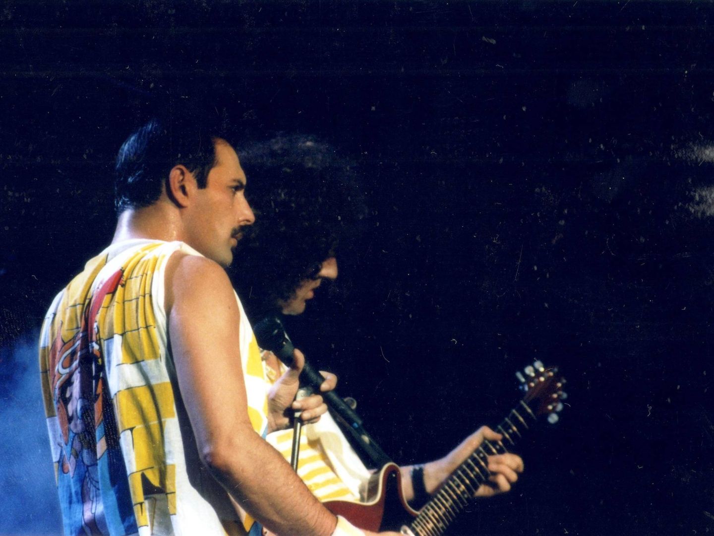 Freddie Mercury junto a Brian May en directo