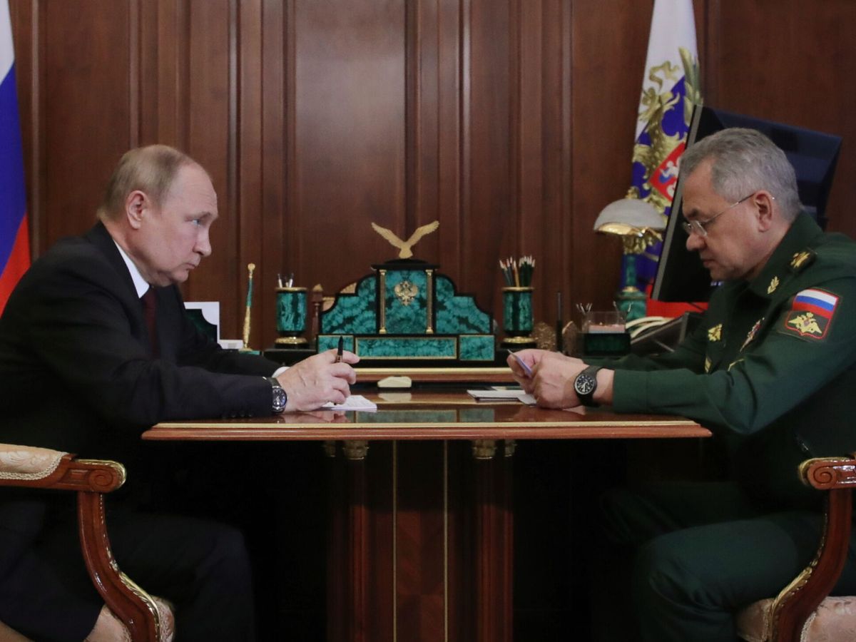 Foto: El presidente ruso, Vladímir Putin, junto al ministro de Defensa, Sergei Shoigu, en el Kremlin. (EFE/Mikhael Klimentyev)