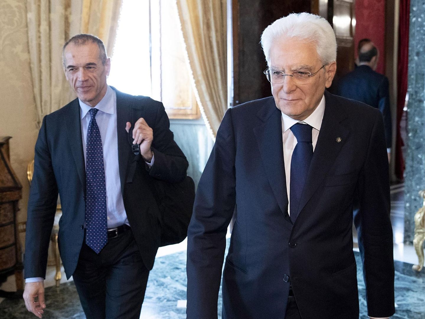 El presidente italiano, Sergio Mattarella (dcha), se reúne con el encargado de formar Gobierno en Italia, el economista Carlo Cottarelli. (EFE)